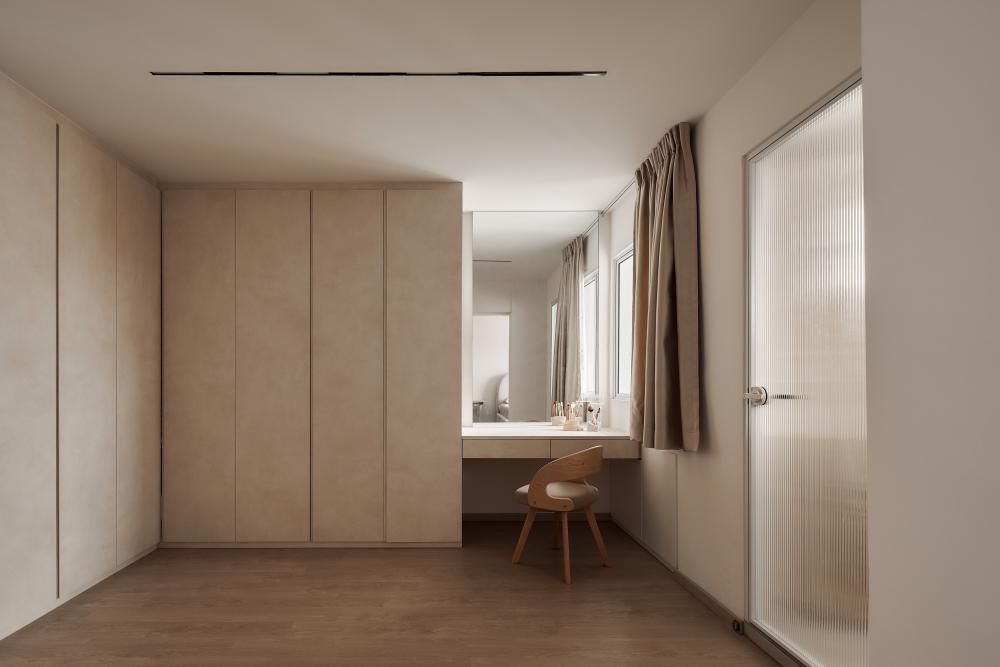 Scandinavian Walk-in Wardrobe with Mirror and Wardrobe