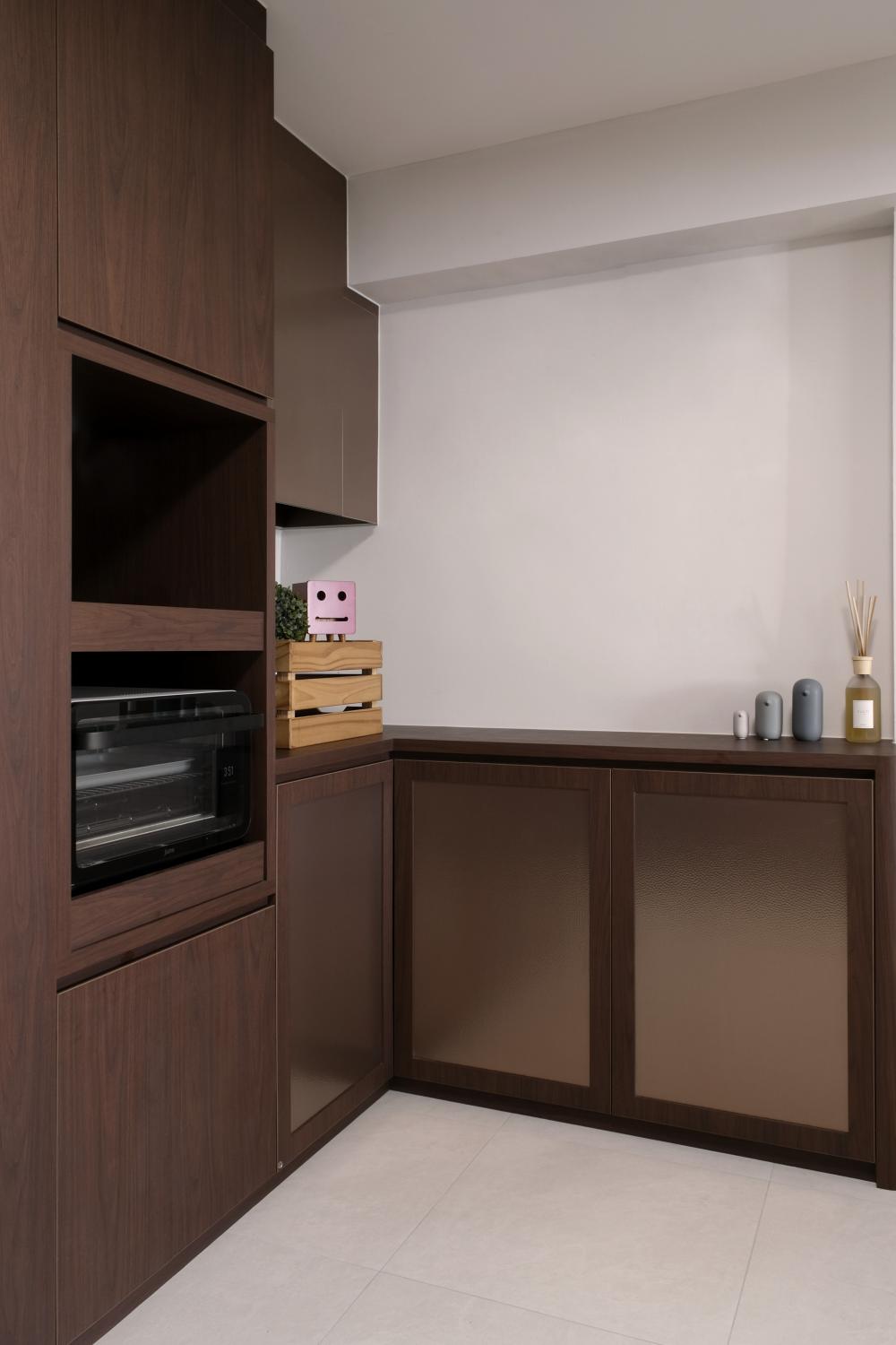 Modern Kitchen with Kitchen Accessories and Kitchen Cabinets