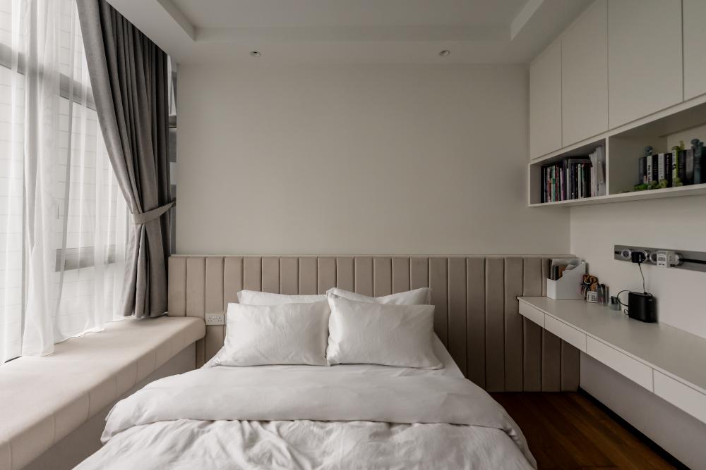Modern Bedroom with Bookshelf and Desk