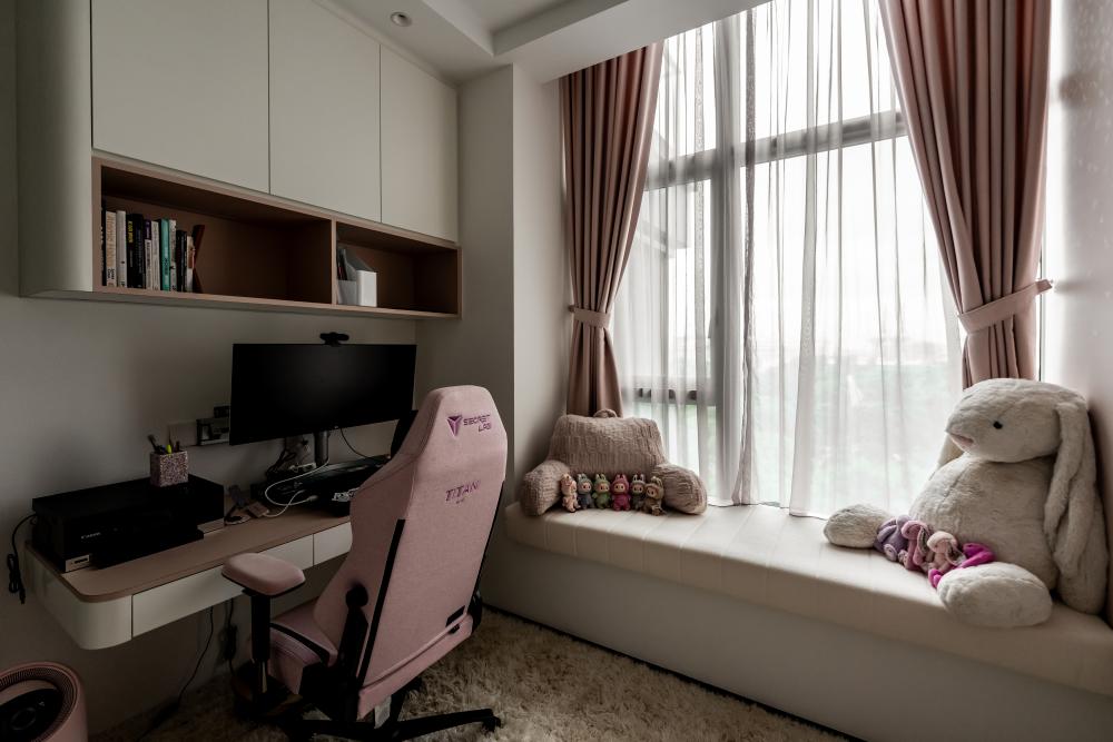 Modern Office with Bookshelf and Desk