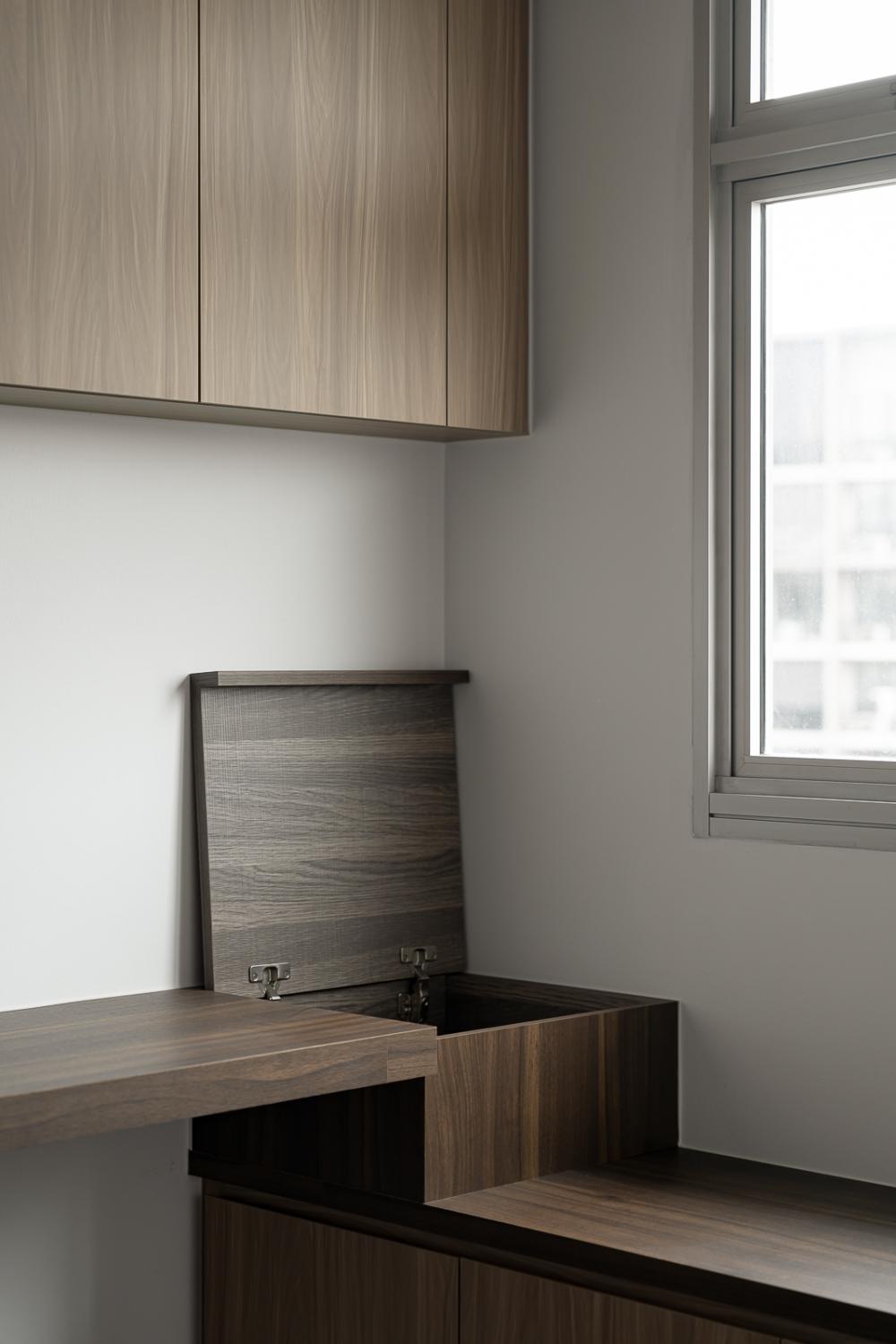 Scandinavian Workstation with Bookshelf and Desk