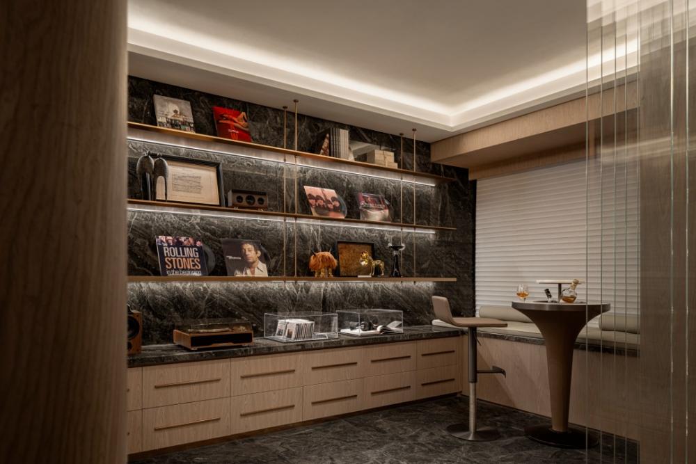 Contemporary Studio with Homogeneous Tiles and Feature Wall
