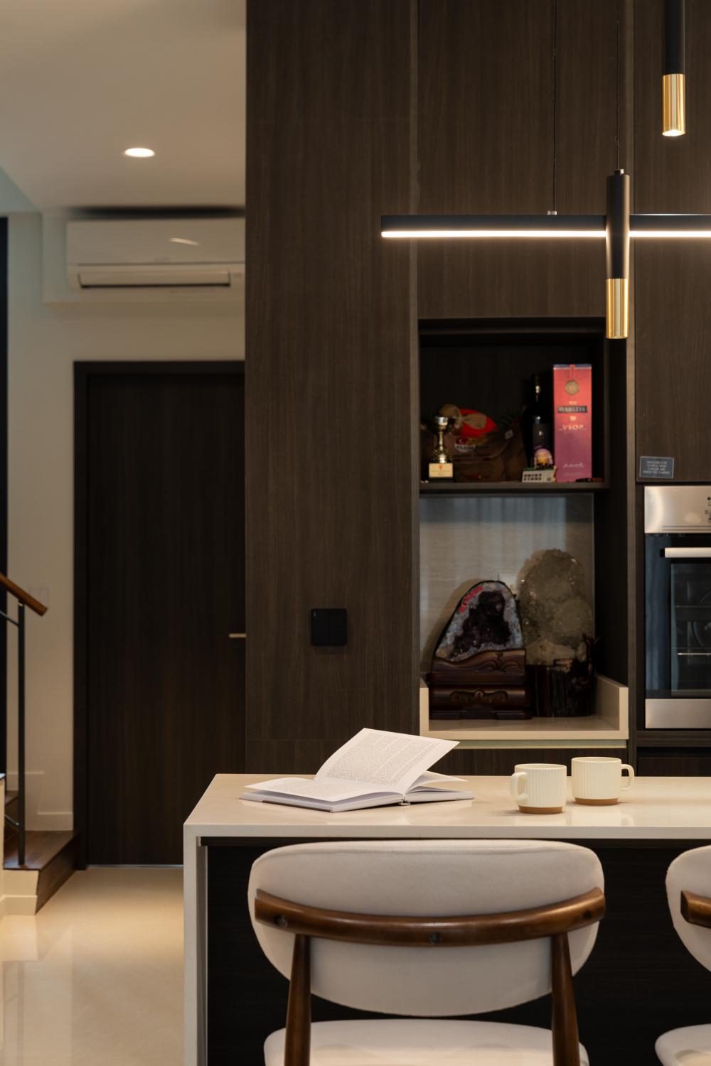 Contemporary Home Bar with Countertop and Bar Counter
