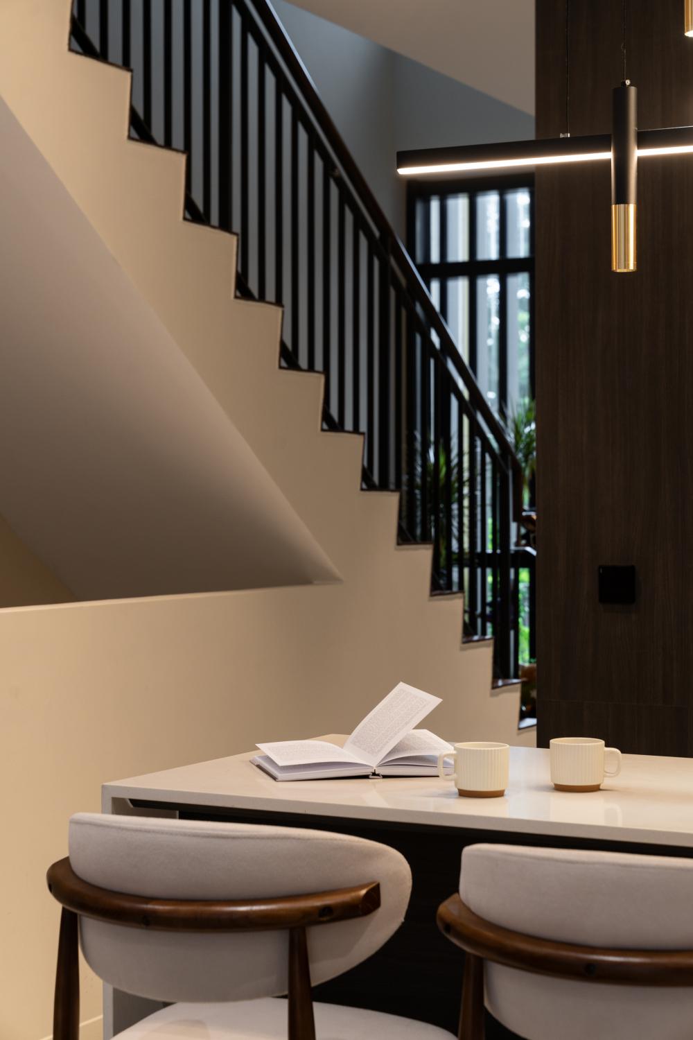 Contemporary Home Bar with Countertop and Bar Counter