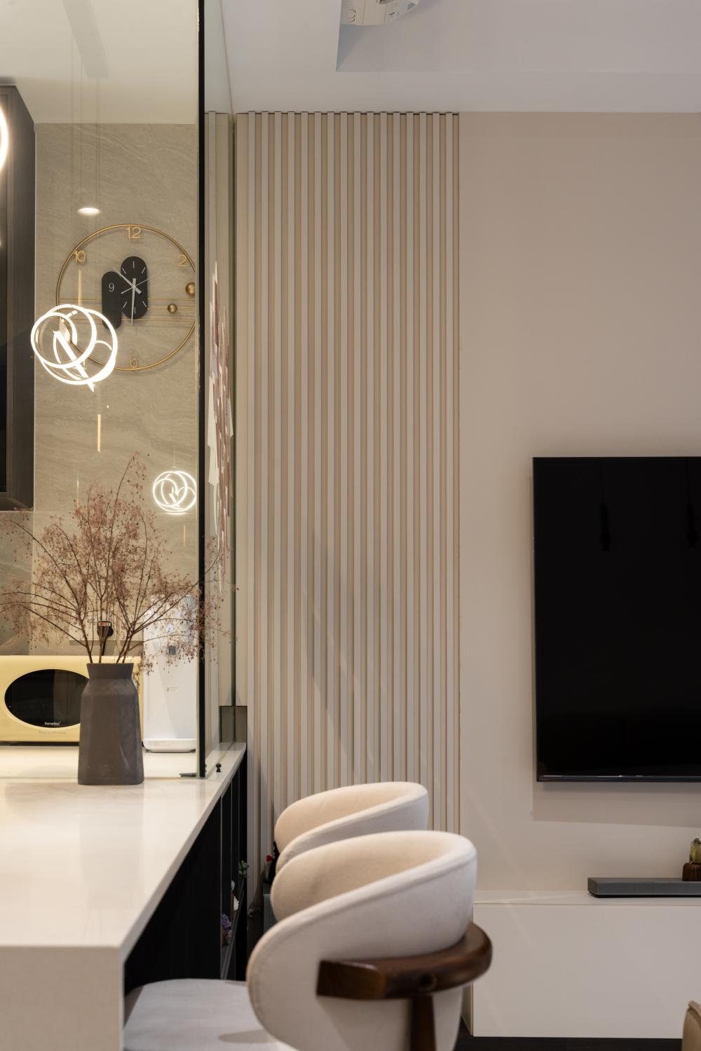 Contemporary Dining Room with Dining Table and Dining Chairs