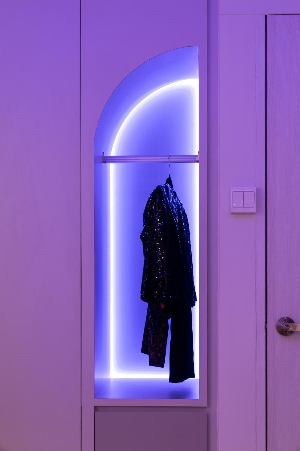 Modern Walk-in Wardrobe with Wardrobe and Vanity Counter
