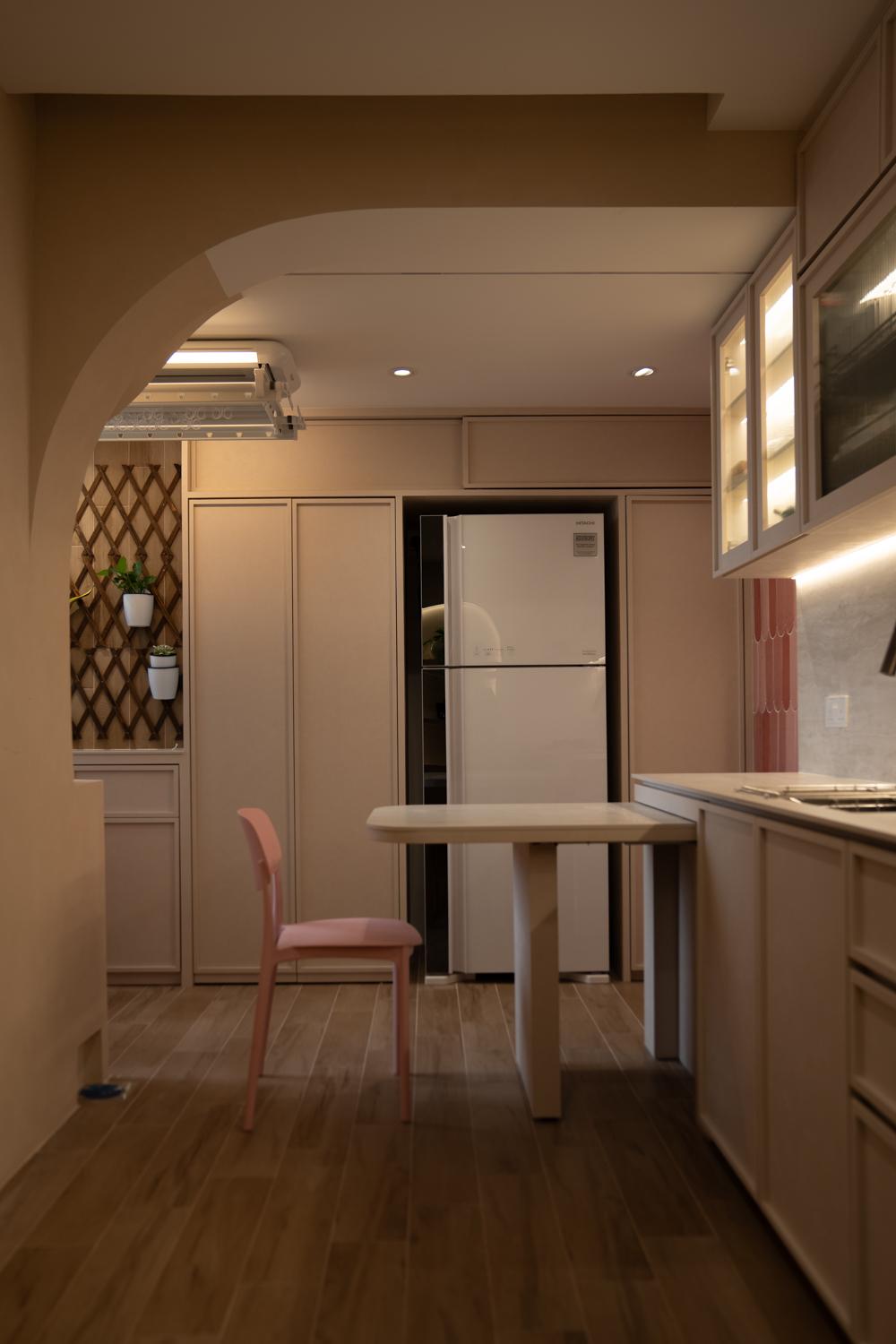Modern Kitchen with Wood Flooring and Kitchen Backsplash