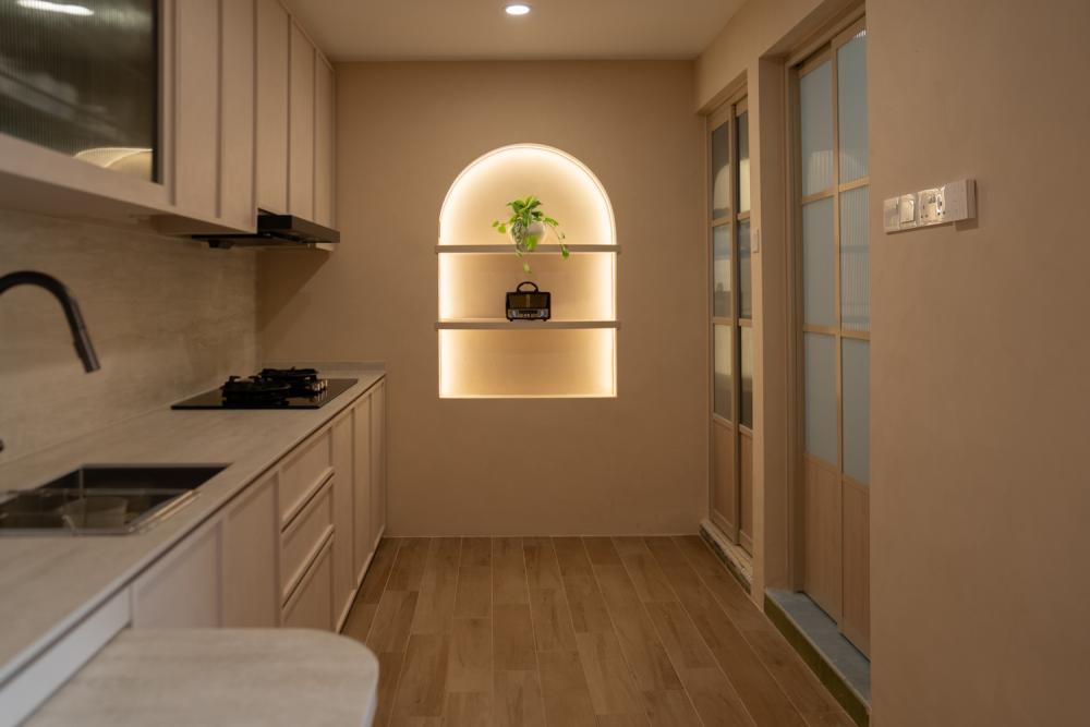 Modern Kitchen with Kitchen Window and Open Kitchen