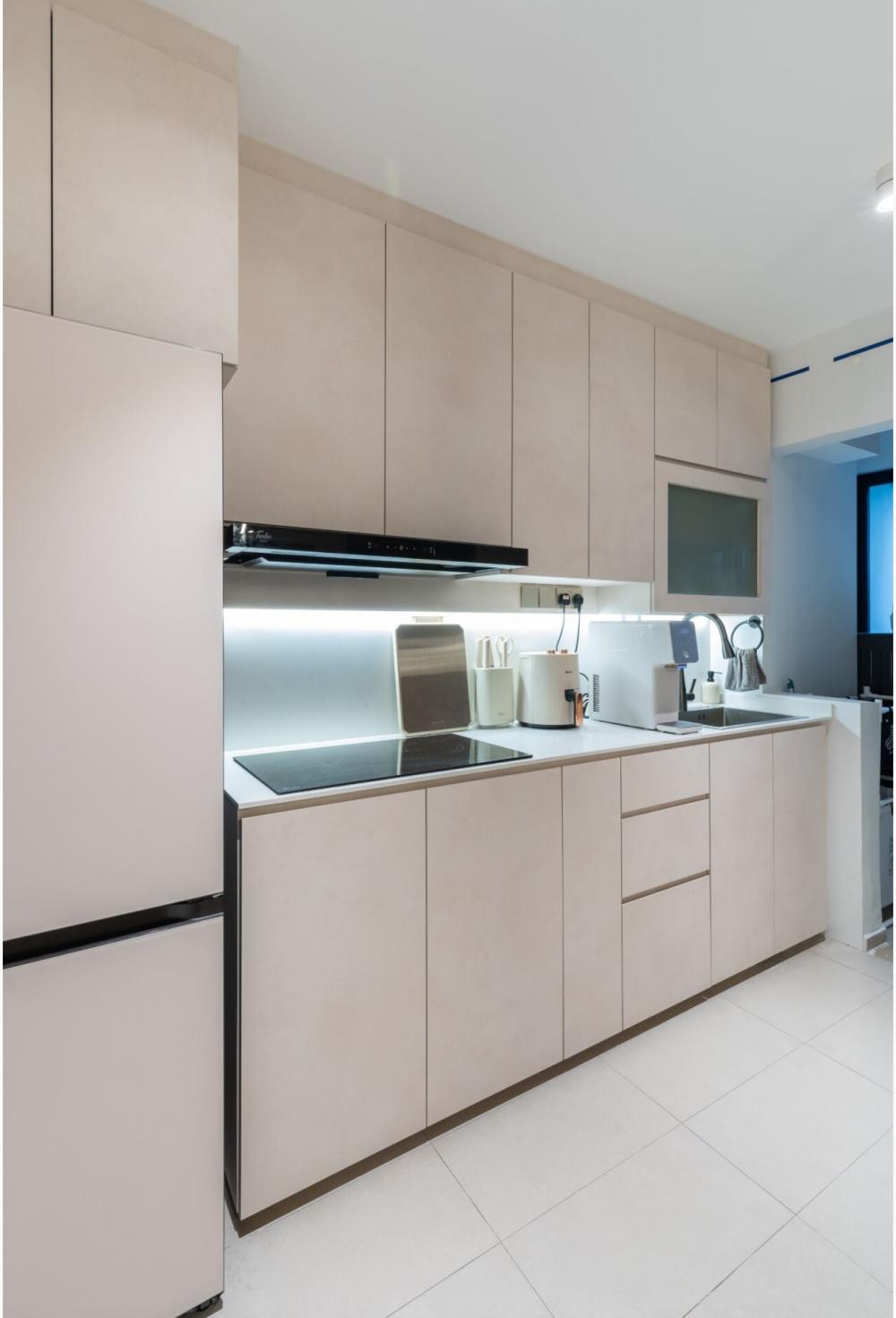 Minimalist Kitchen with Homogeneous Tiles and Open Kitchen