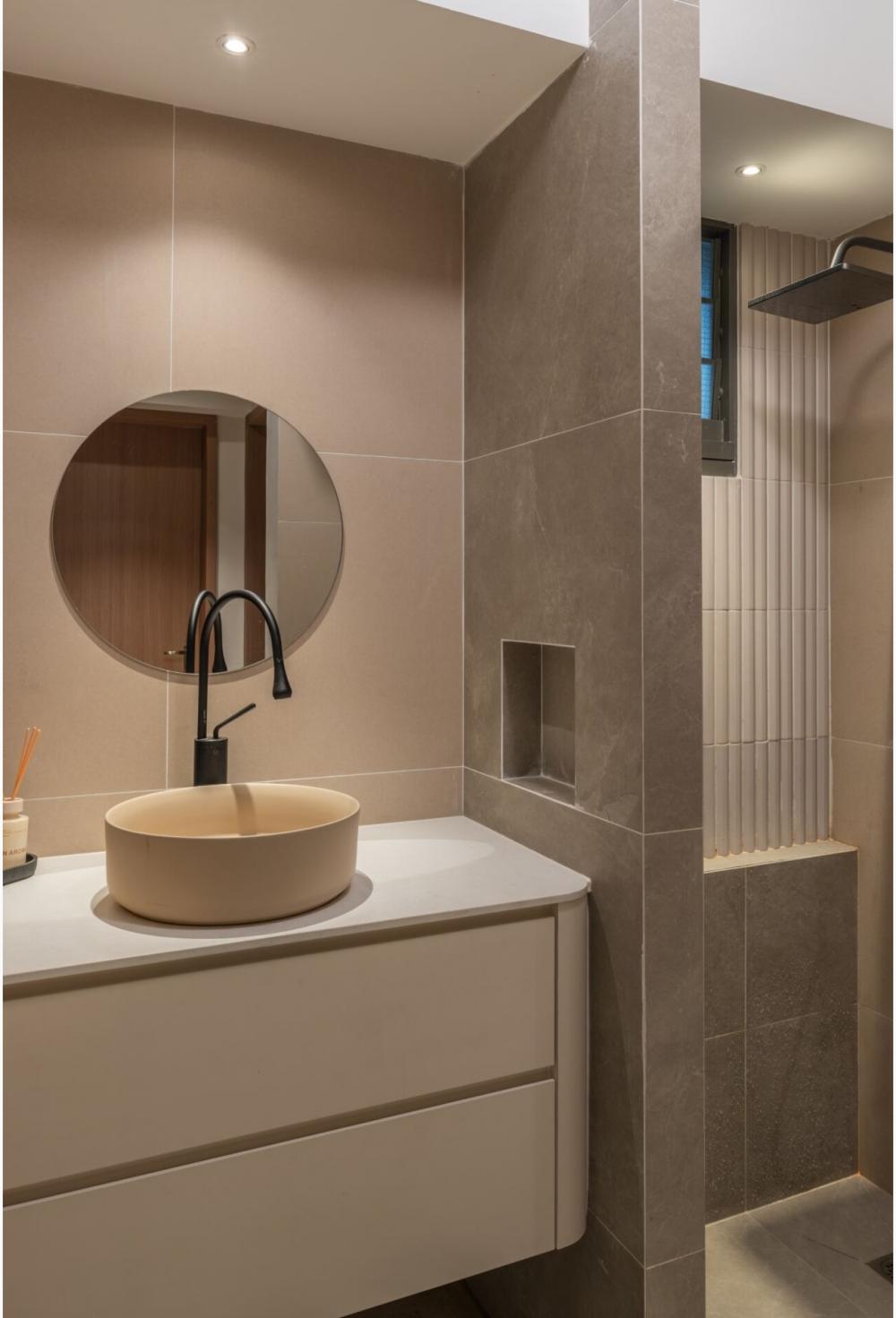 Minimalist Bathroom with Homogeneous Tiles and Mirror