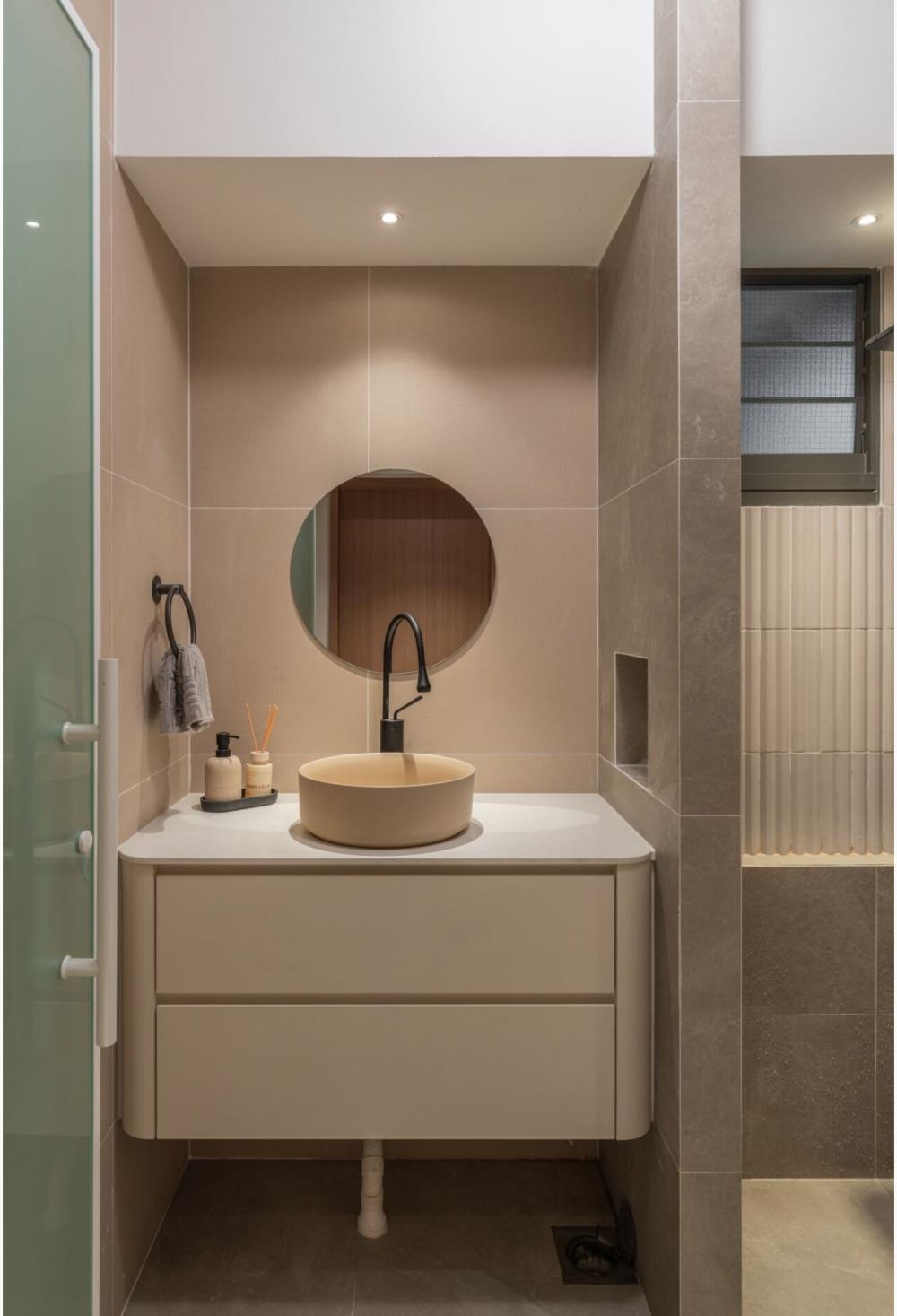 Minimalist Bathroom with Homogeneous Tiles and Mirror