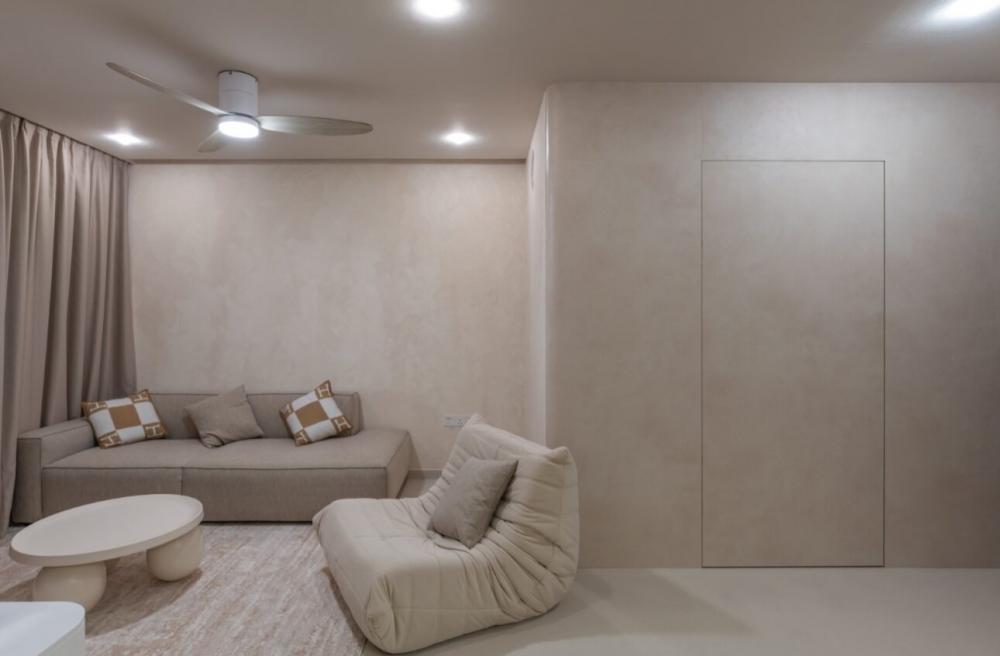 Minimalist Living Room with Homogeneous Tiles and Feature Wall