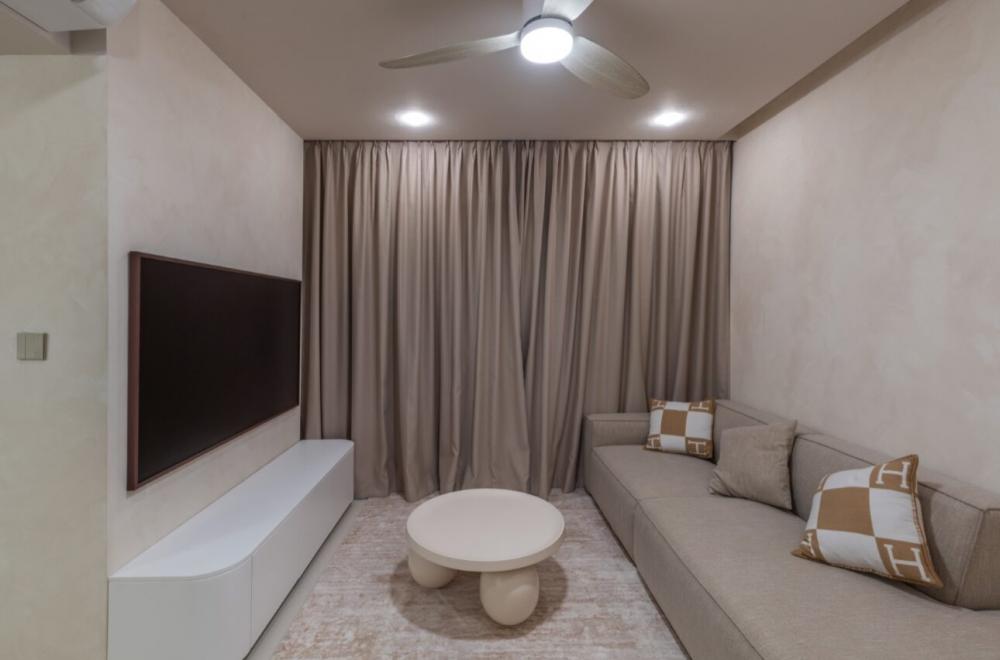 Minimalist Living Room with Homogeneous Tiles and Feature Wall