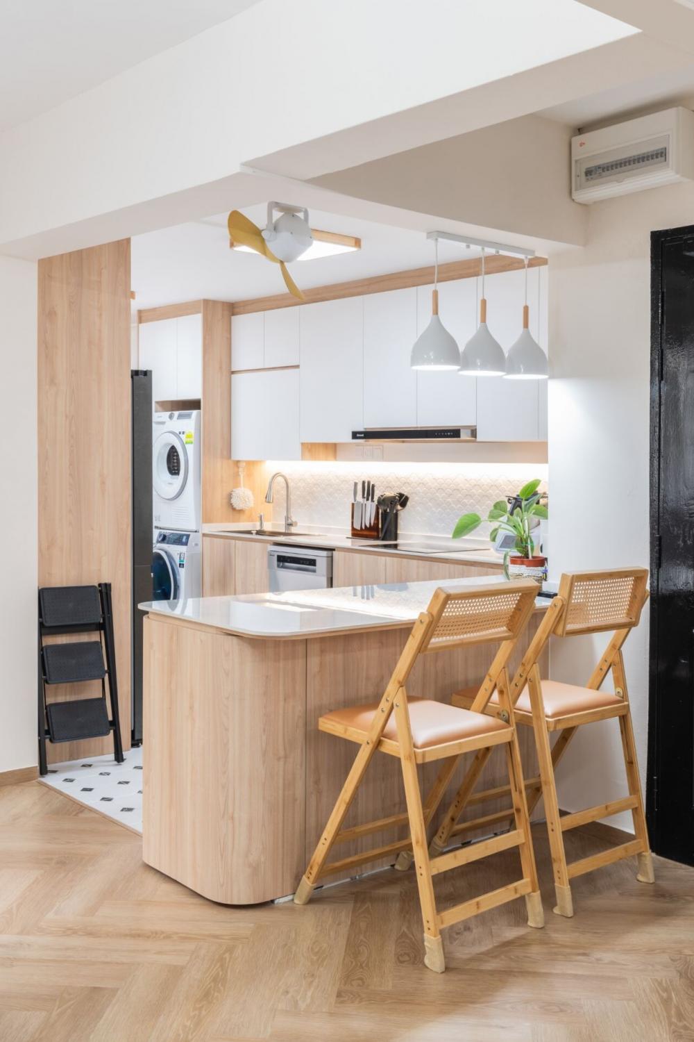 Minimalist Kitchen with Countertop and Open Kitchen