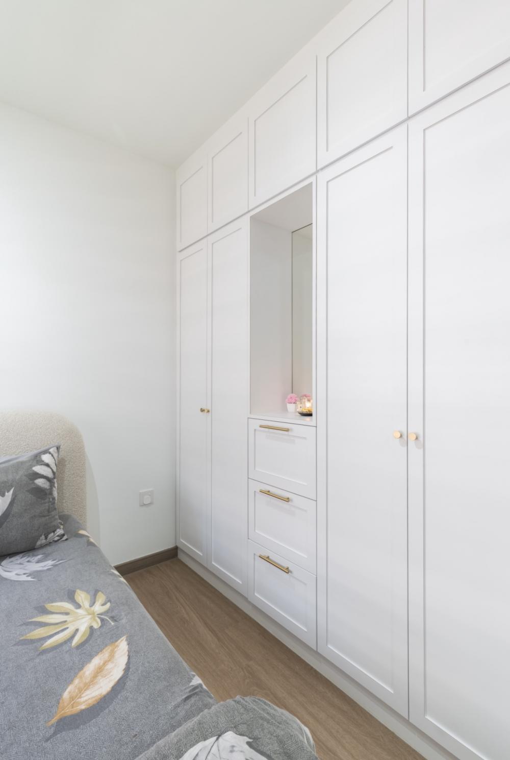 Modern Bedroom with Vinyl Flooring and Wardrobe