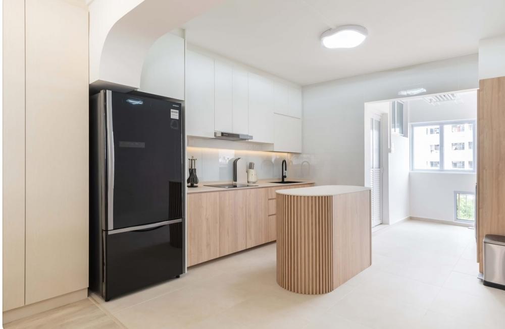 Minimalist Kitchen with Homogeneous Tiles and Kitchen Island