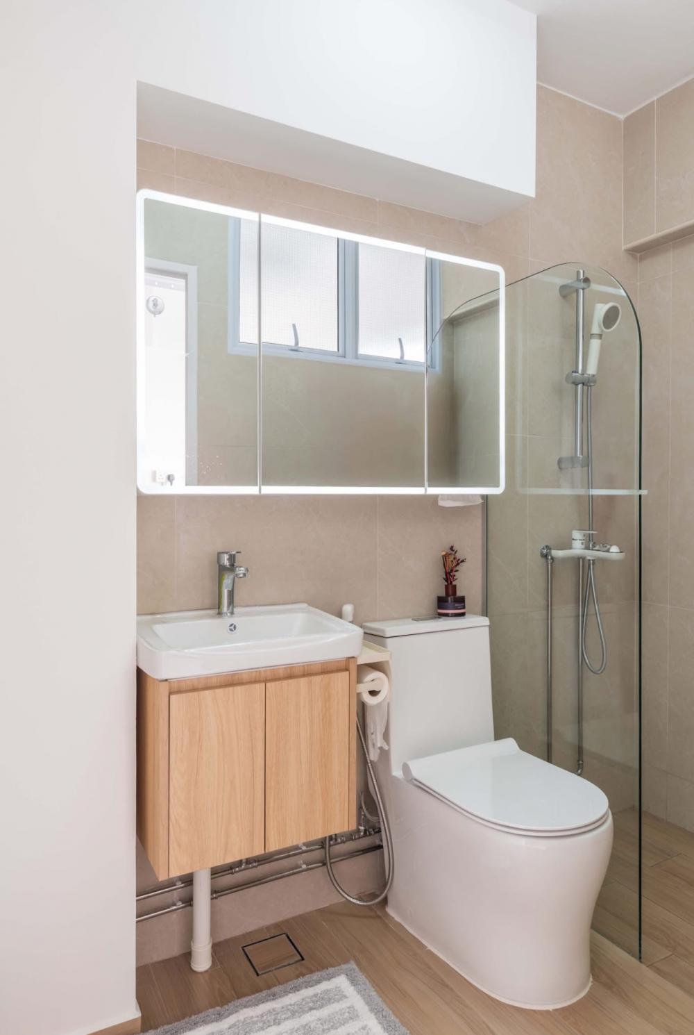 Minimalist Bathroom with Homogeneous Tiles and Mirror