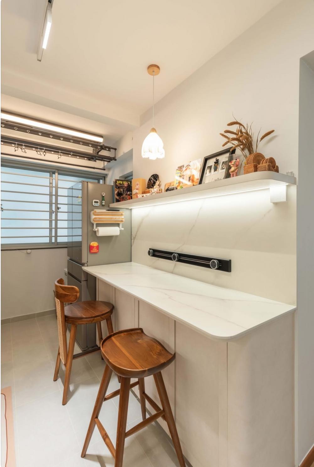 Modern Kitchen with Countertop and Homogeneous Tiles