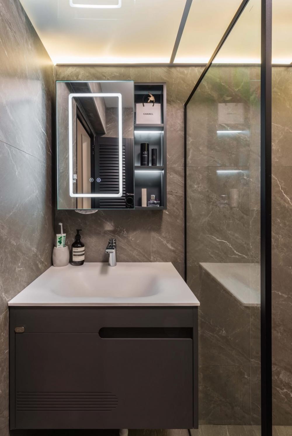 Modern Bathroom with Homogeneous Tiles and Mirror