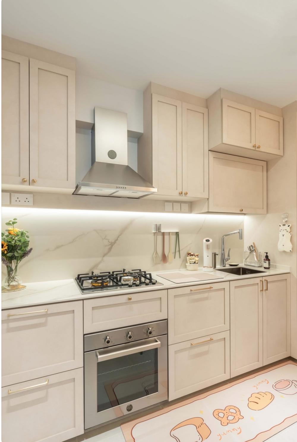 Modern Kitchen with Countertop and Homogeneous Tiles