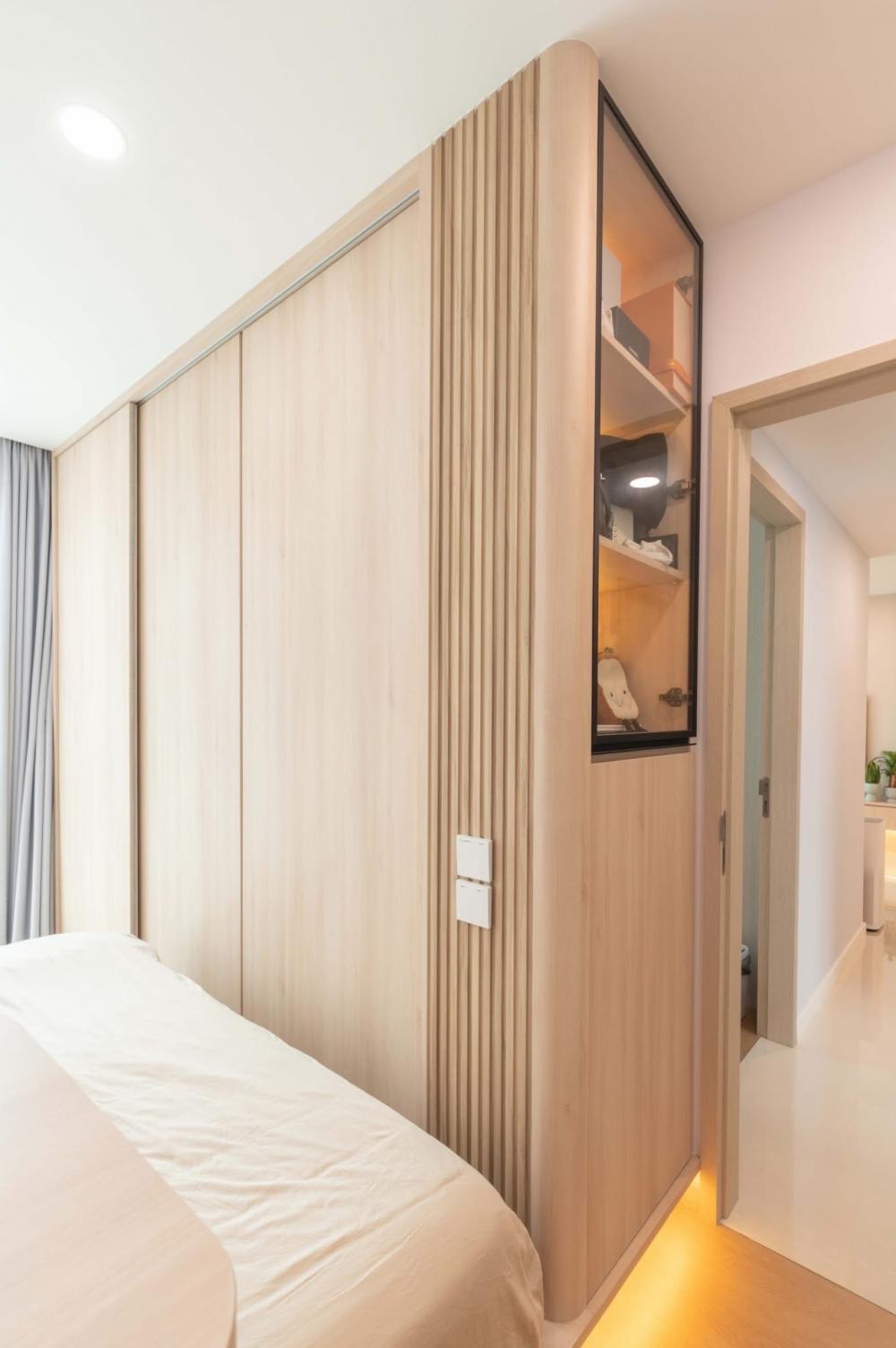 Contemporary Bedroom with Vinyl Flooring and Drop Ceiling