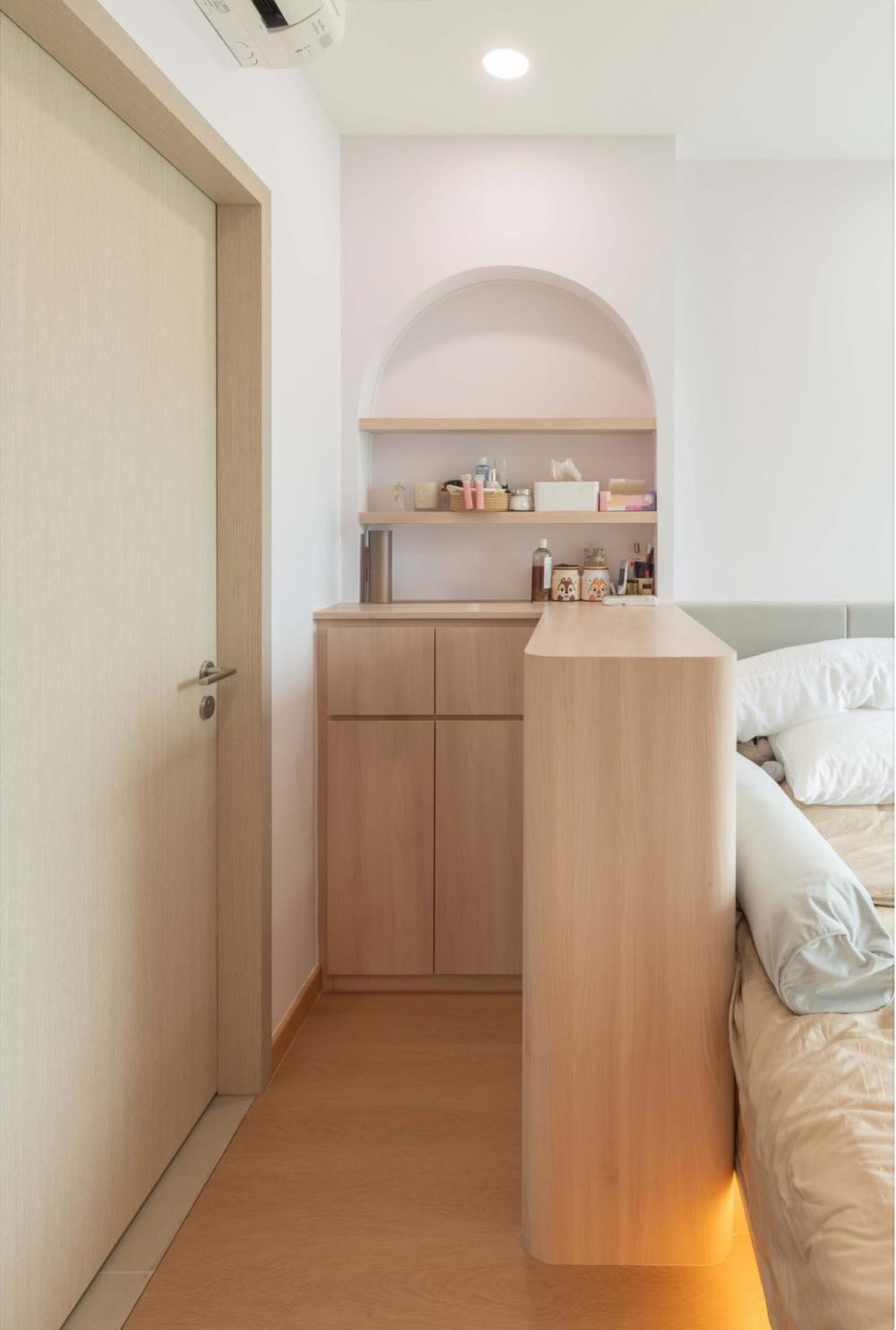 Contemporary Bedroom with Vinyl Flooring and Drop Ceiling