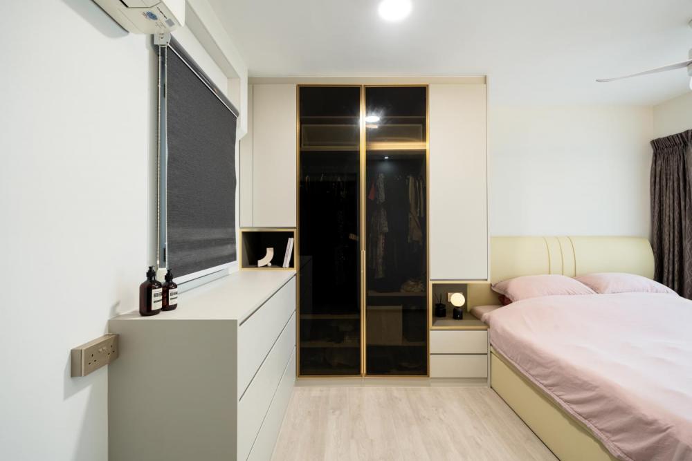 Contemporary Bedroom with Vinyl Flooring and Homogeneous Tiles