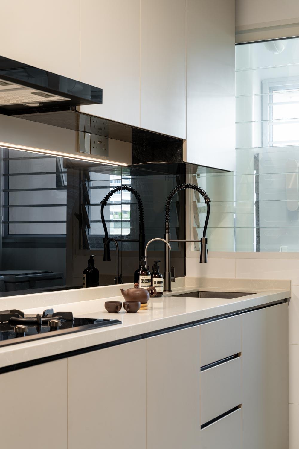 Contemporary Kitchen with Kitchen Window and Breakfast Counter