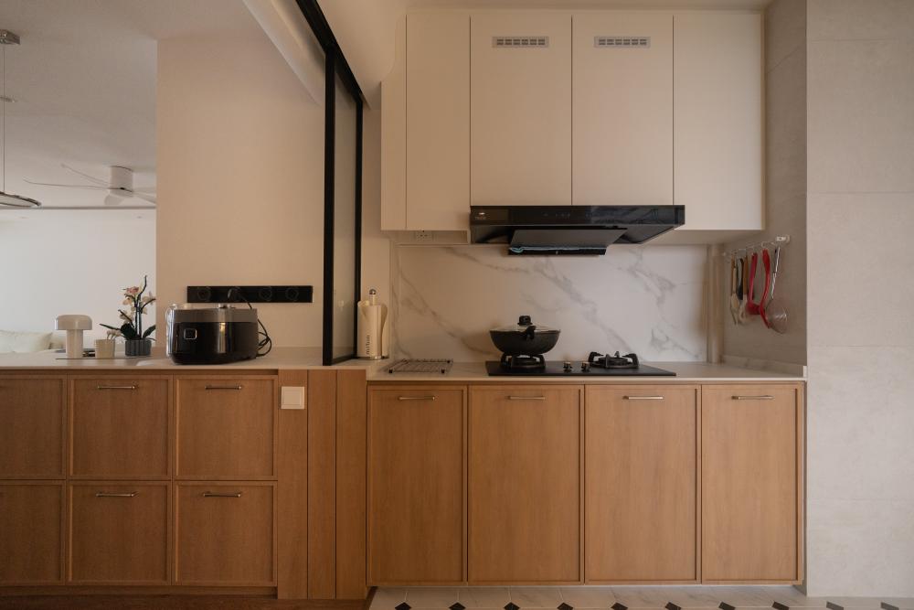 Minimalist Kitchen with Open Kitchen and Kitchen Backsplash