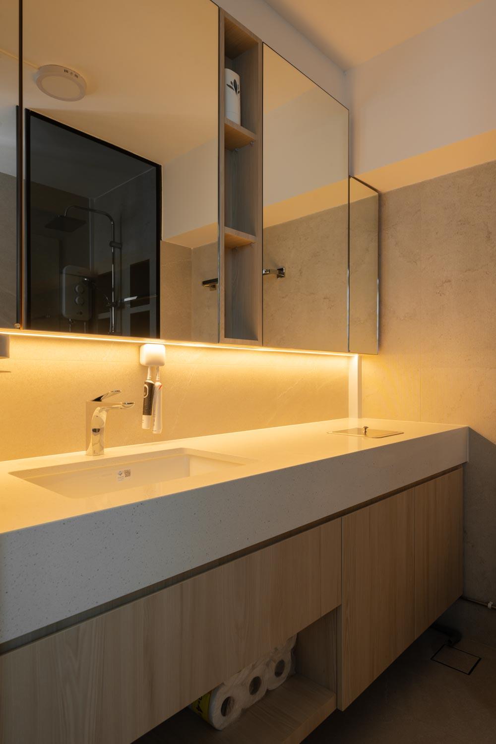 Contemporary Bathroom with Countertop and Homogeneous Tiles