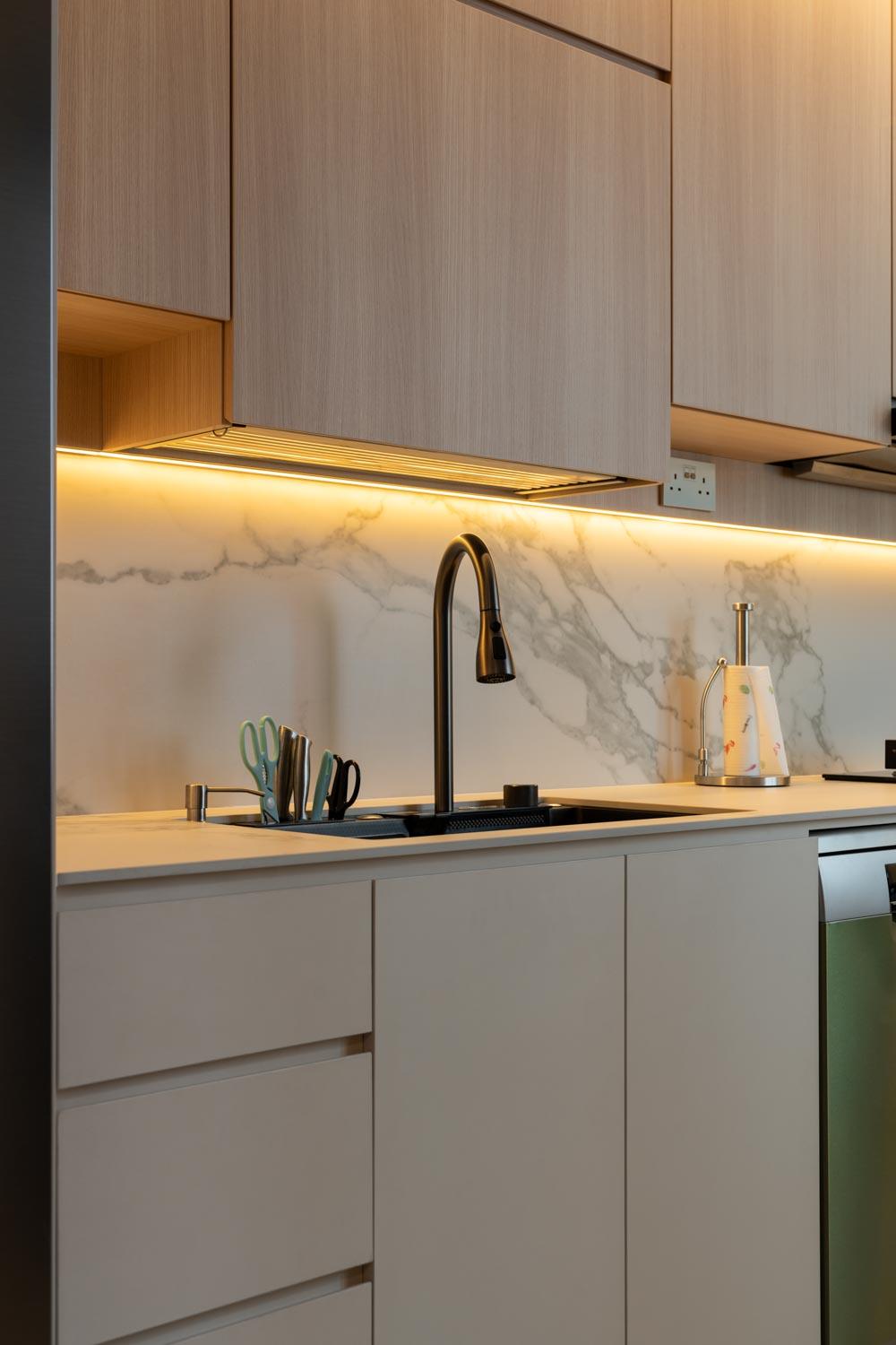 Contemporary Kitchen with Homogeneous Tiles and Kitchen Backsplash
