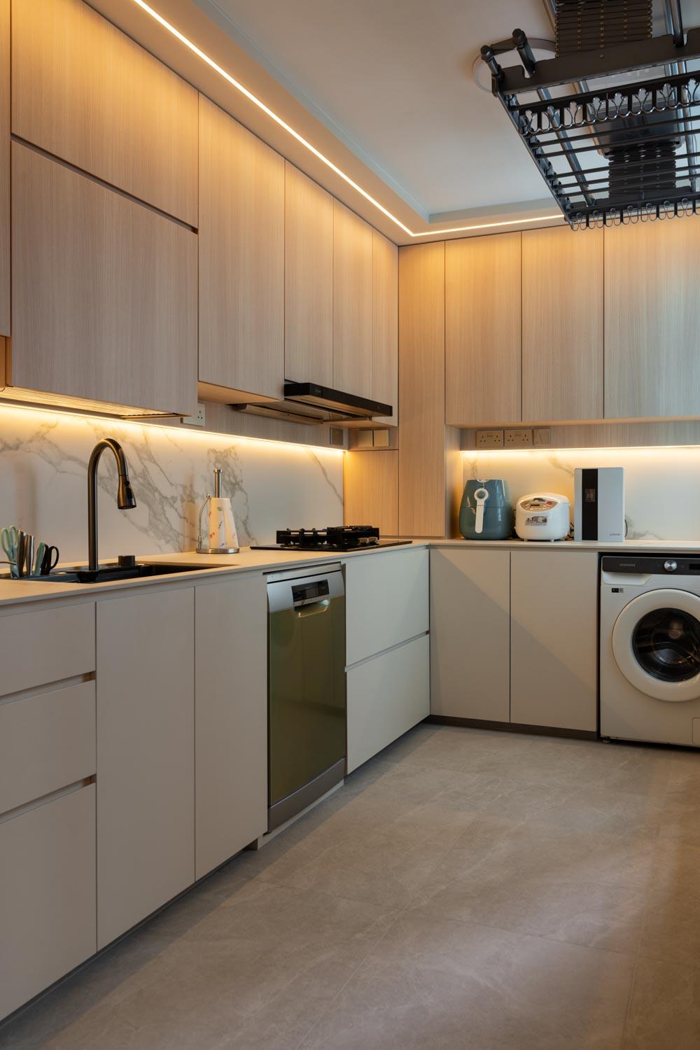 Contemporary Kitchen with Homogeneous Tiles and Open Kitchen