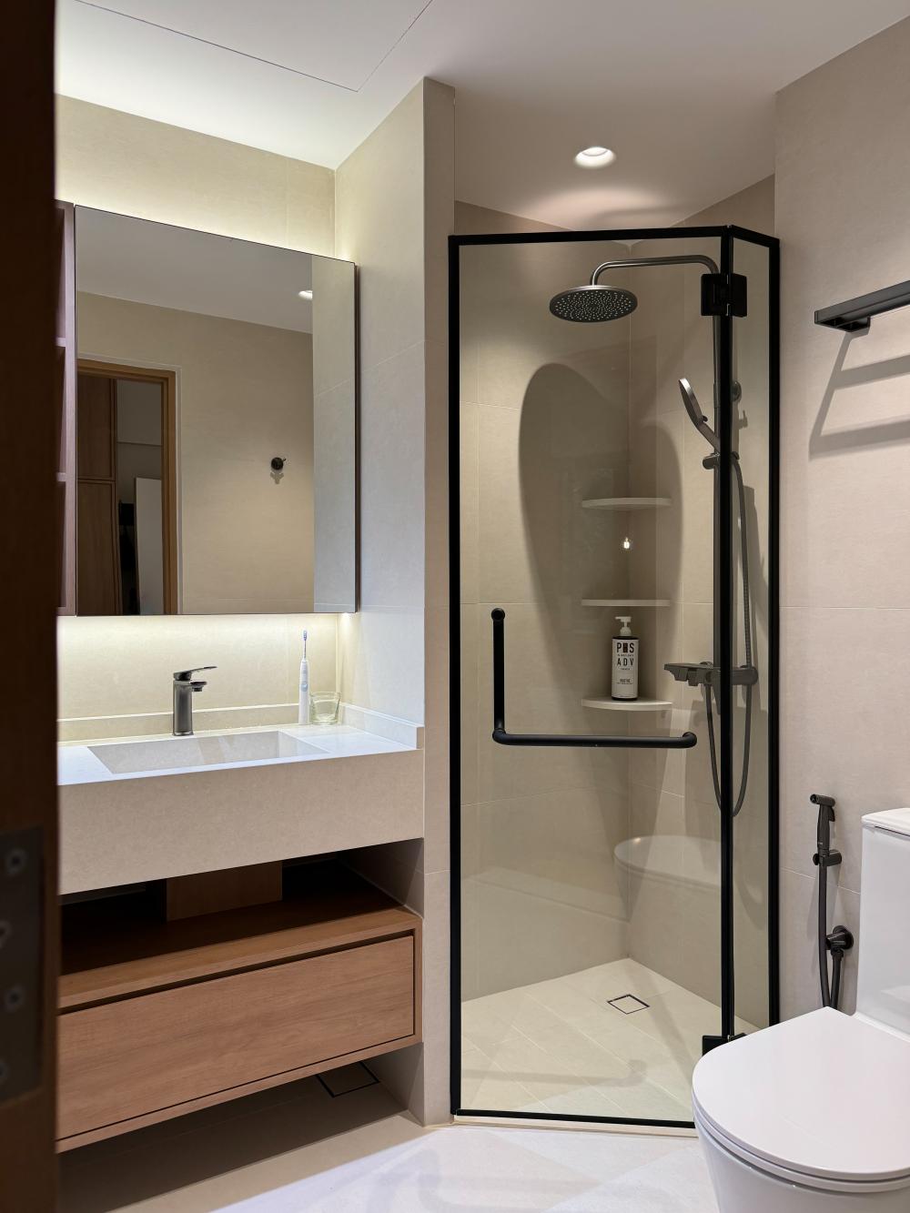 Contemporary Bathroom with Shower Screen and Rainshower