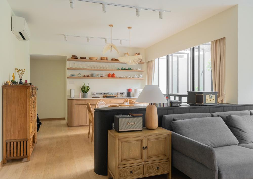 Contemporary Dining Room with Dining Table and Dining Chairs