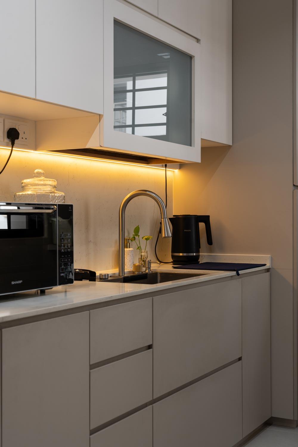 Modern Kitchen with Homogeneous Tiles and Kitchen Backsplash