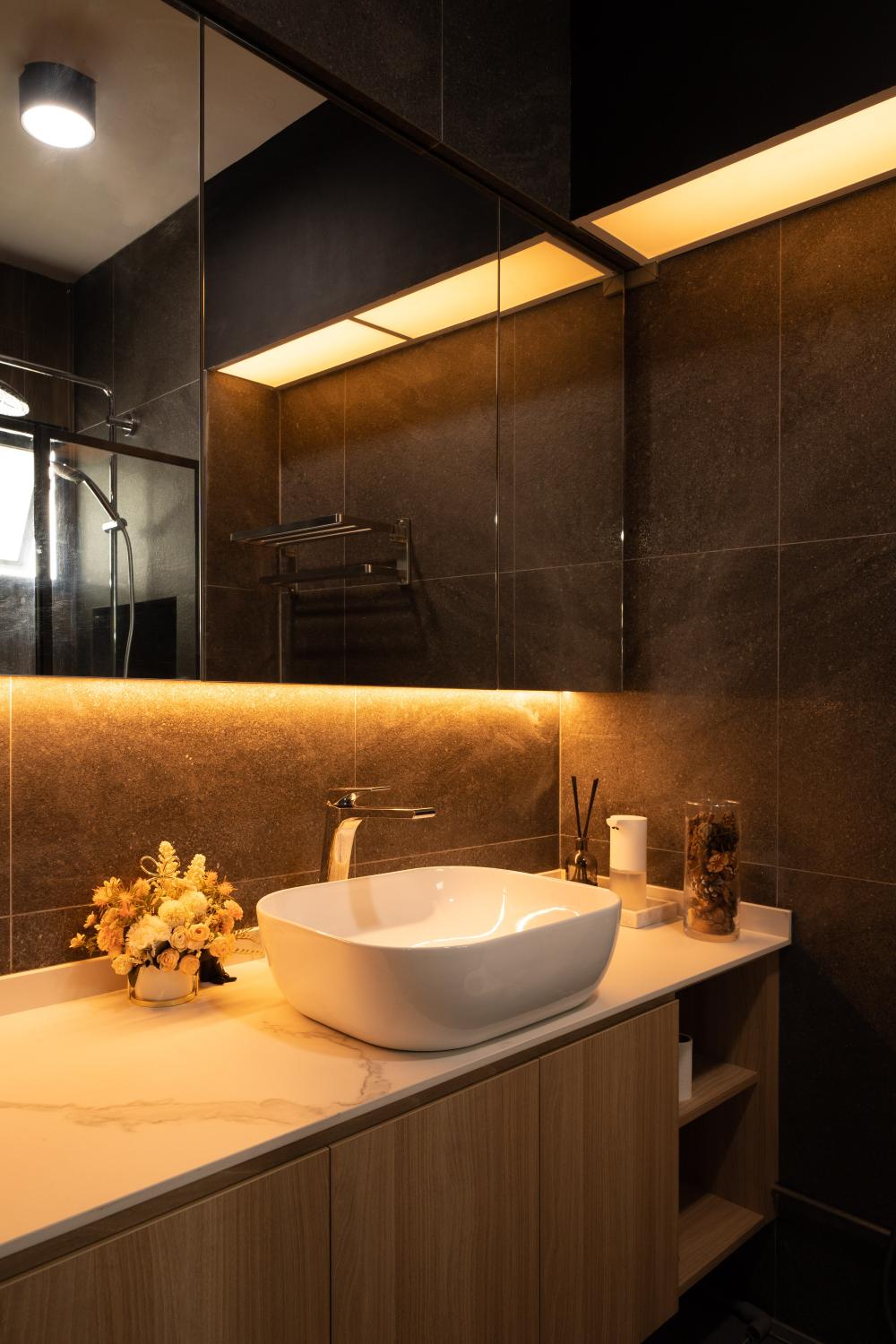 Modern Bathroom with Mirror and Bathroom Sinks