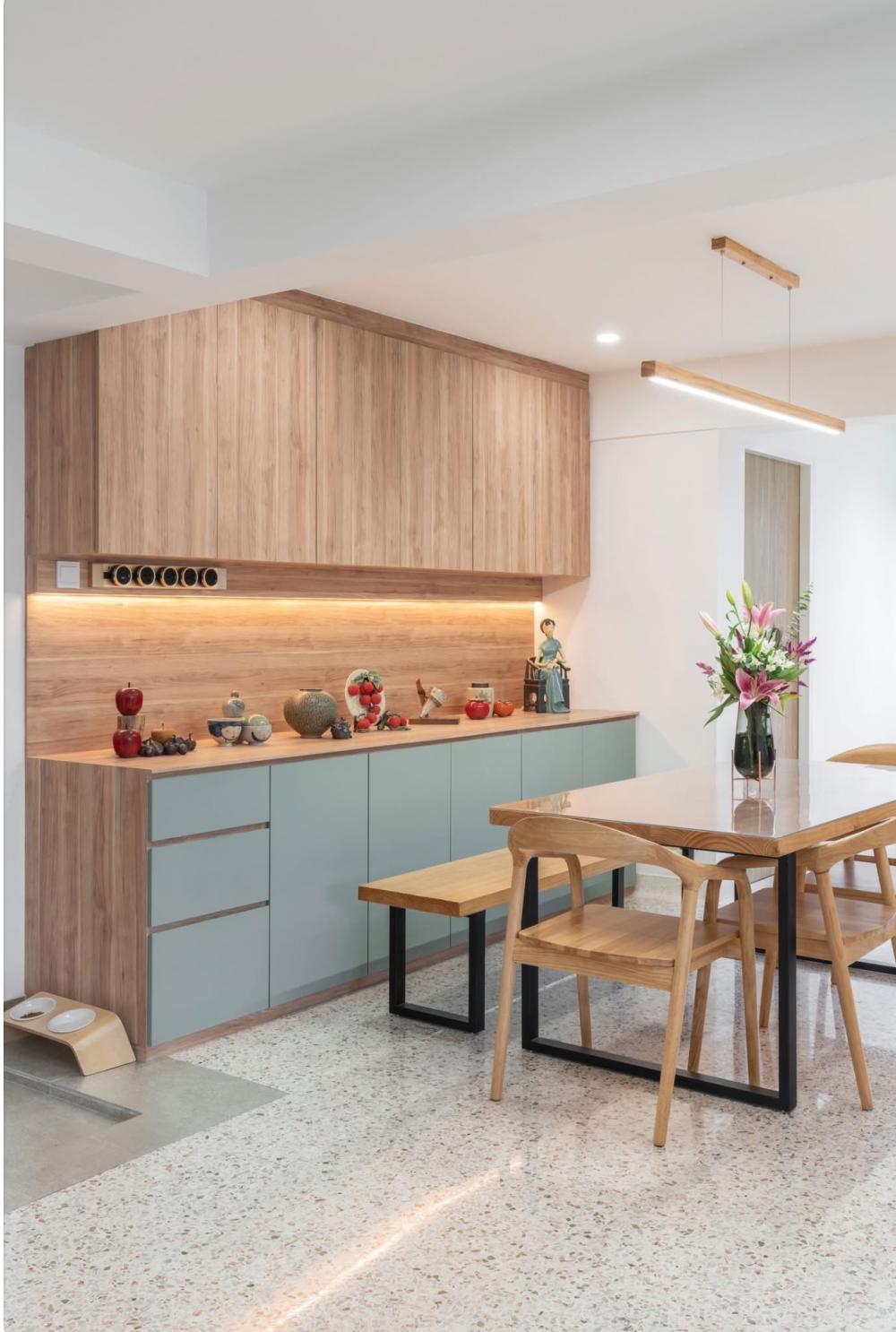 Contemporary Dining Room with Dining Table and Dining Chairs