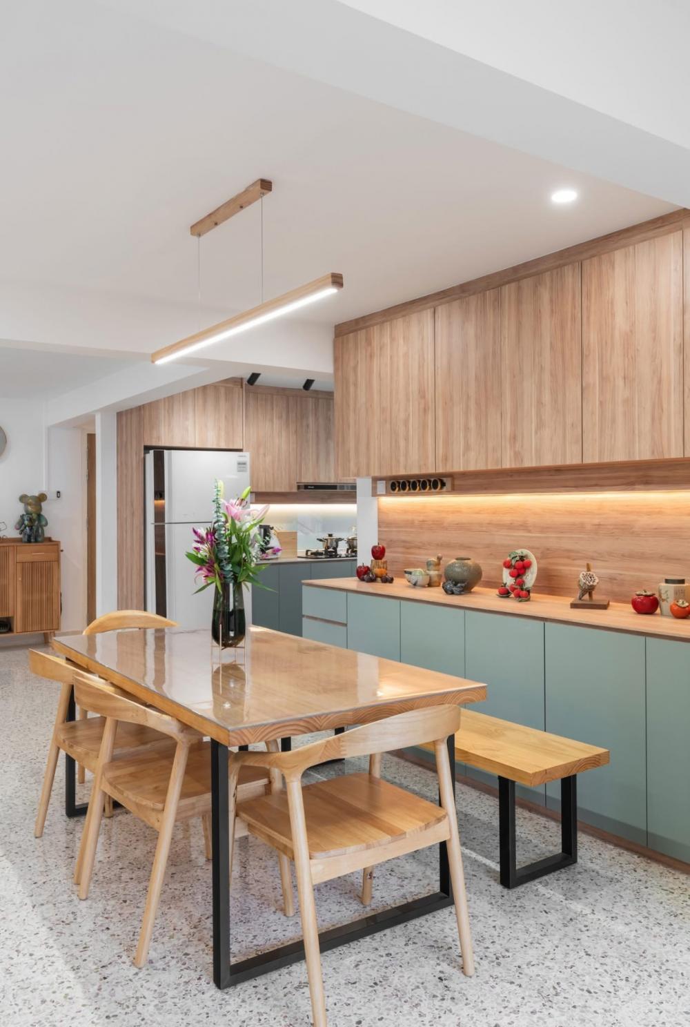 Contemporary Dining Room with Dining Table and Dining Chairs