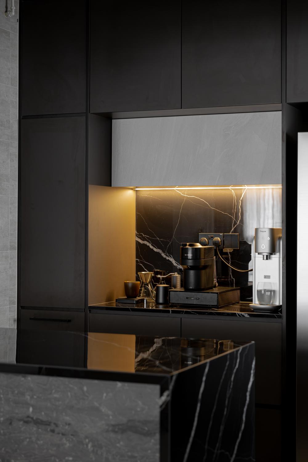 Modern Kitchen with Kitchen Island and Kitchen Backsplash