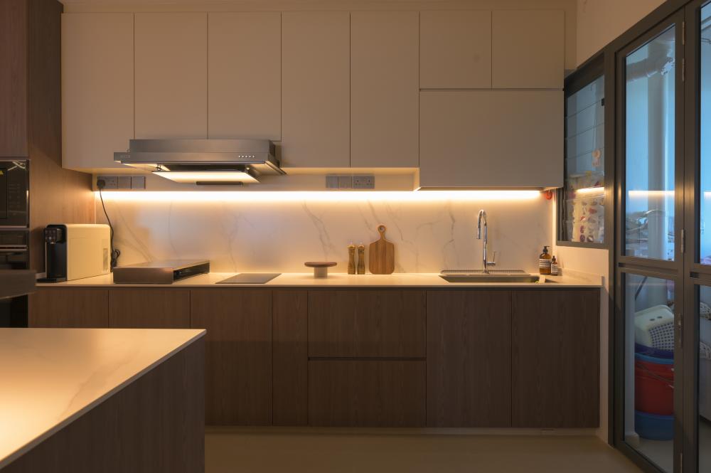 Contemporary Kitchen with Countertop and Homogeneous Tiles