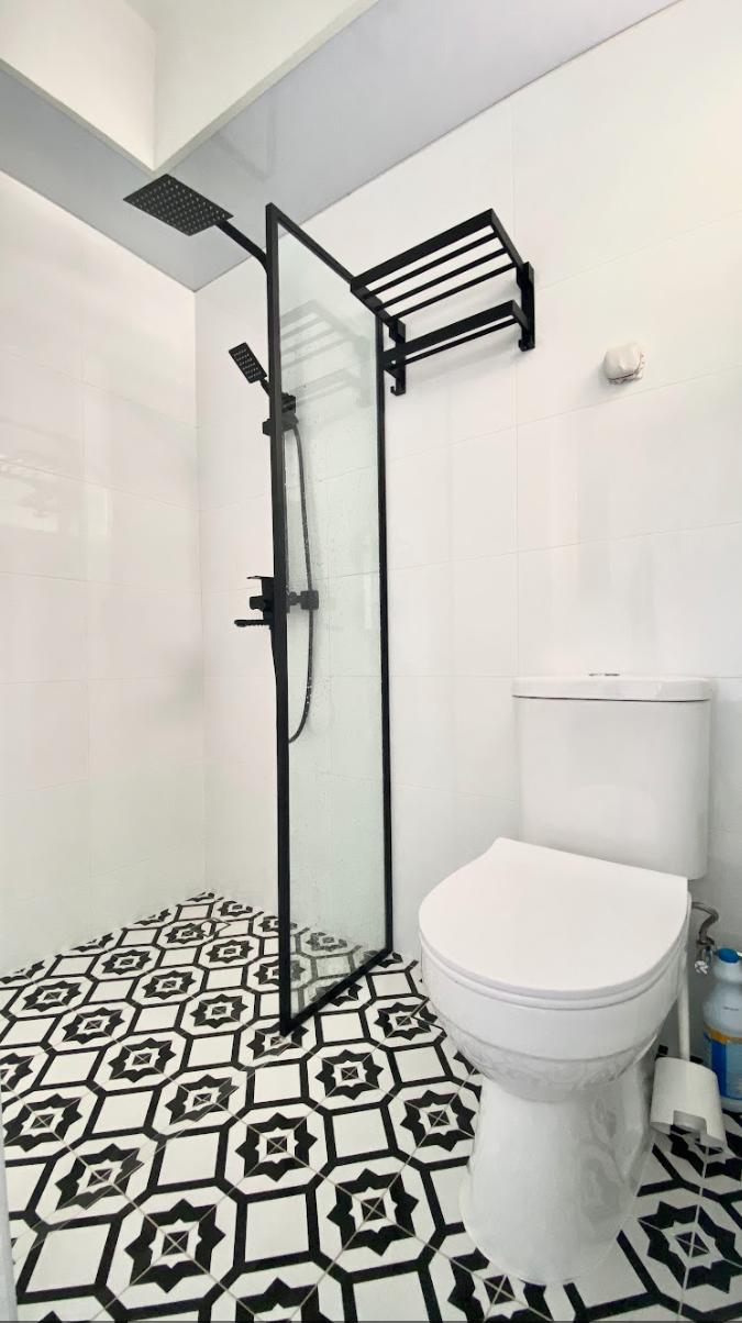 Modern Bathroom with Homogeneous Tiles and Shower Screen