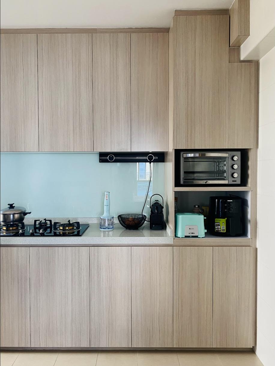 Modern Kitchen with Countertop and Homogeneous Tiles