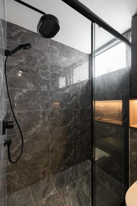 Contemporary Bathroom with Homogeneous Tiles and Shower Screen