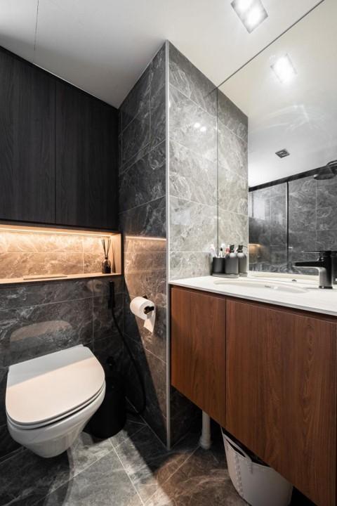 Contemporary Bathroom with Homogeneous Tiles and Mirror