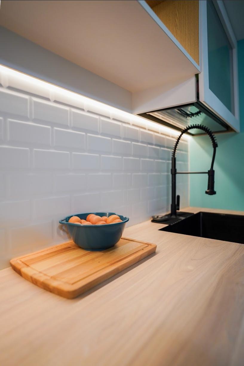 Modern Kitchen with Countertop and Breakfast Counter