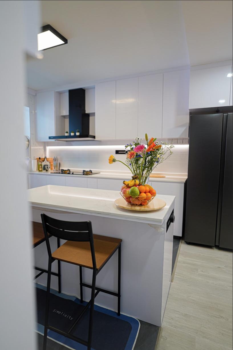 Contemporary Kitchen with Countertop and Homogeneous Tiles
