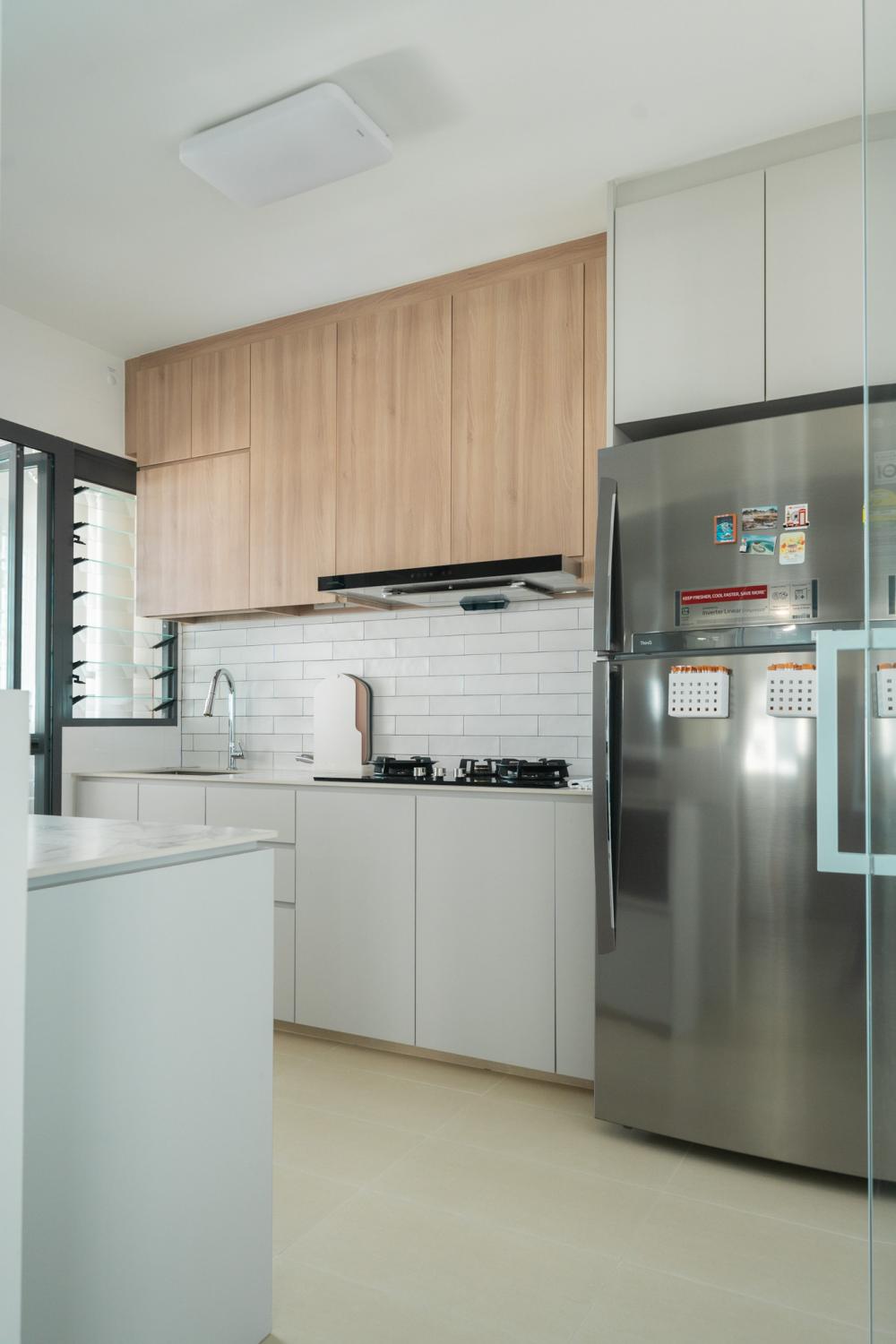 Contemporary Kitchen with Countertop and Kitchen Backsplash