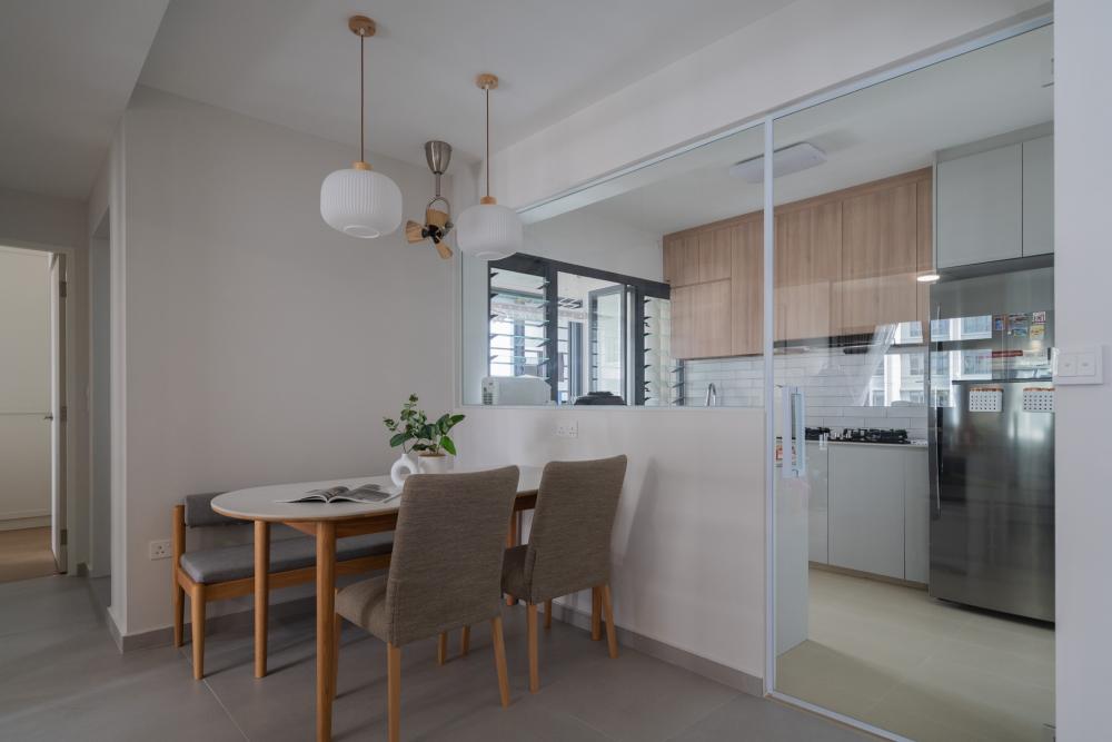 Contemporary Dining Room with Dining Table and Dining Chairs
