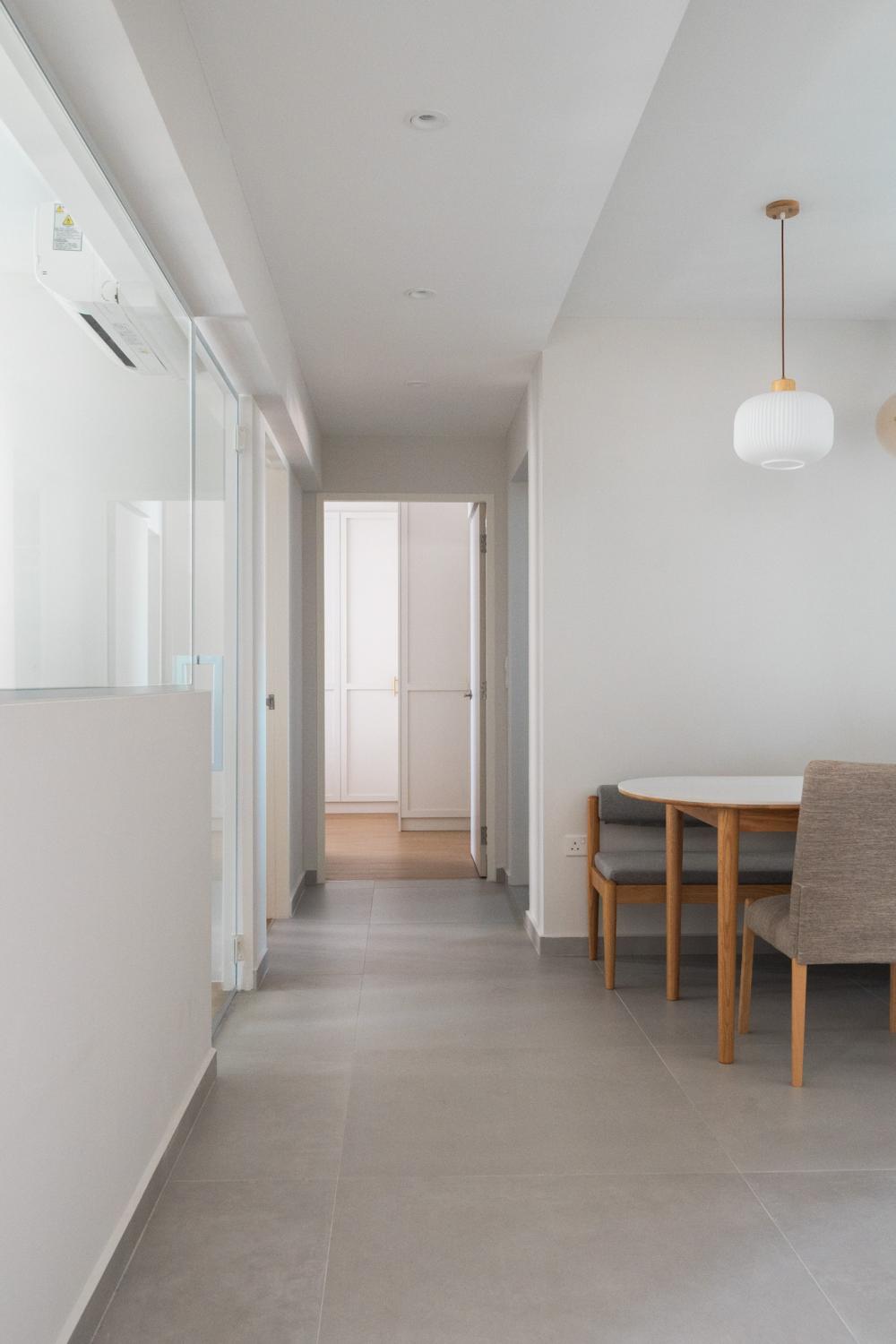 Contemporary Dining Room with Dining Table and Dining Chairs