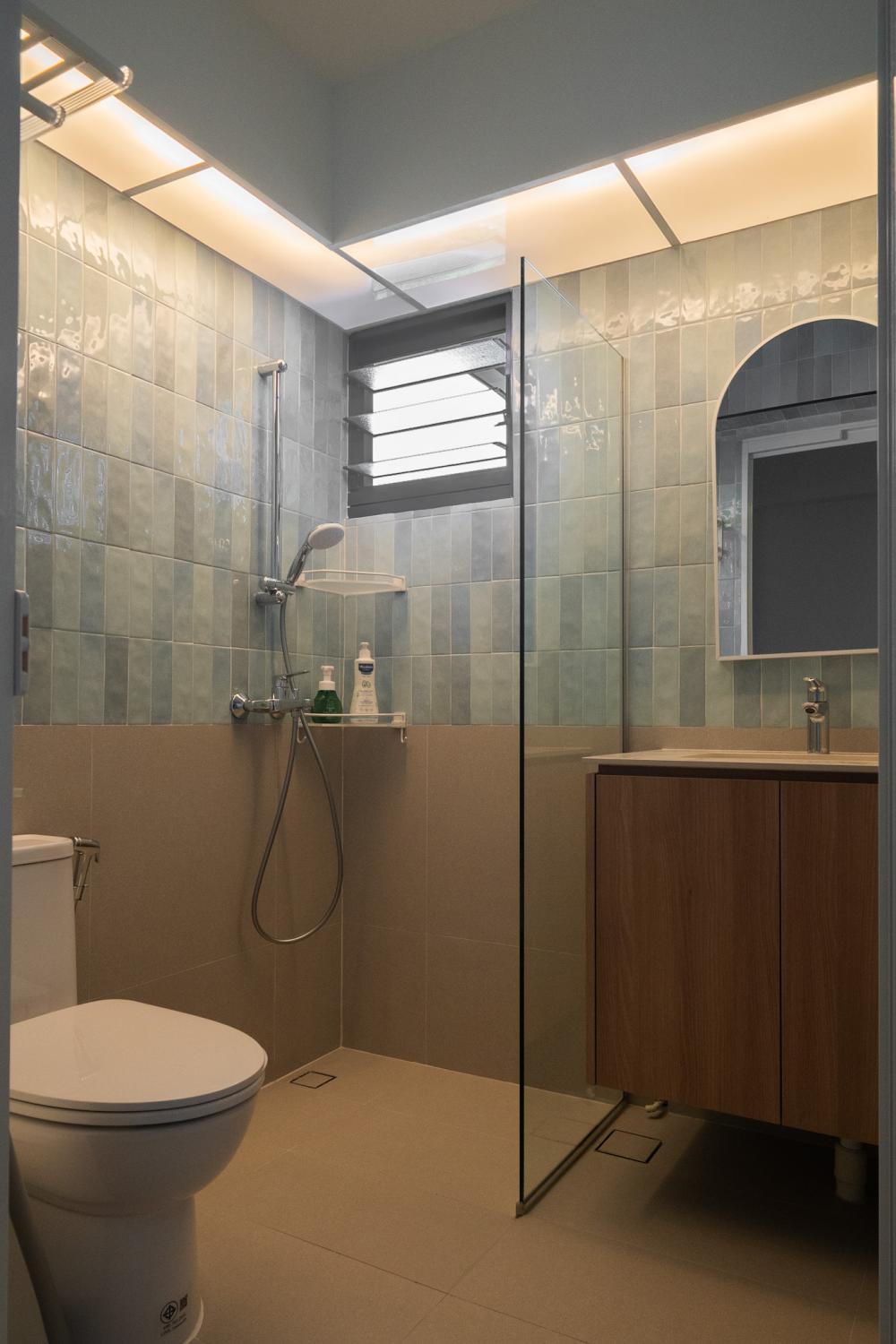 Contemporary Bathroom with Homogeneous Tiles and Shower Screen